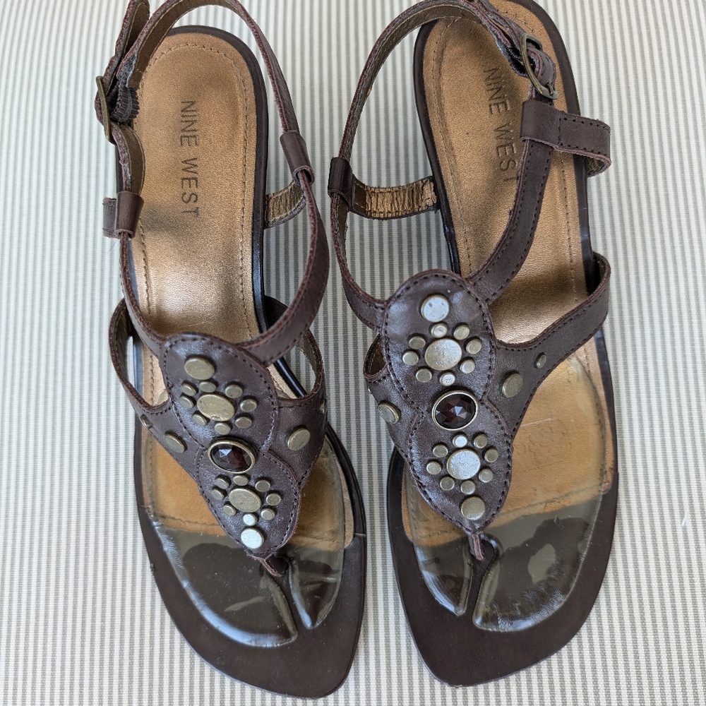 Nine West sandals with toe post size 8.5.